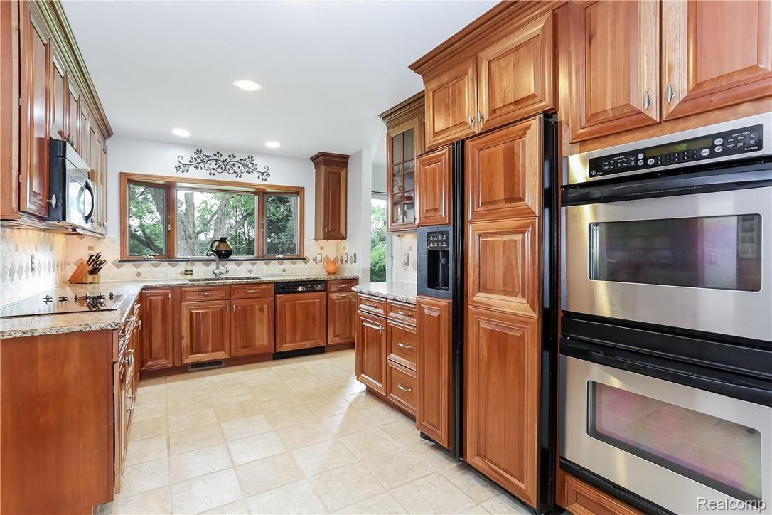 2317 Bunker Hill Road Rochester, MI 48309 - Photo 10 of 25 10 Kitchen.jpg