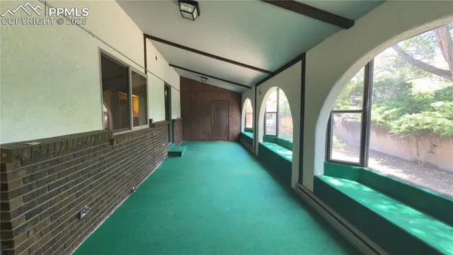 a view of a back yard