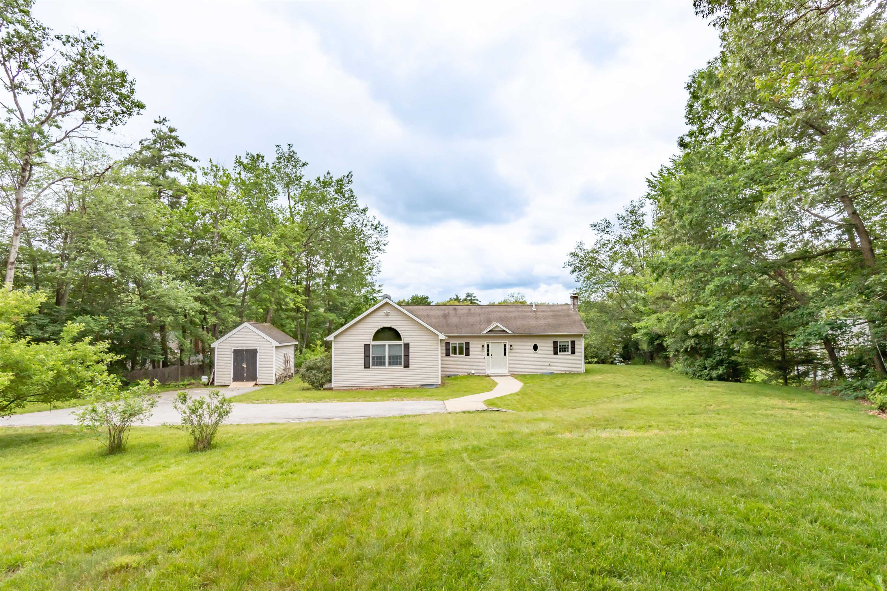 160 Hermit Road Manchester, NH 03109 - Photo 3 of 36