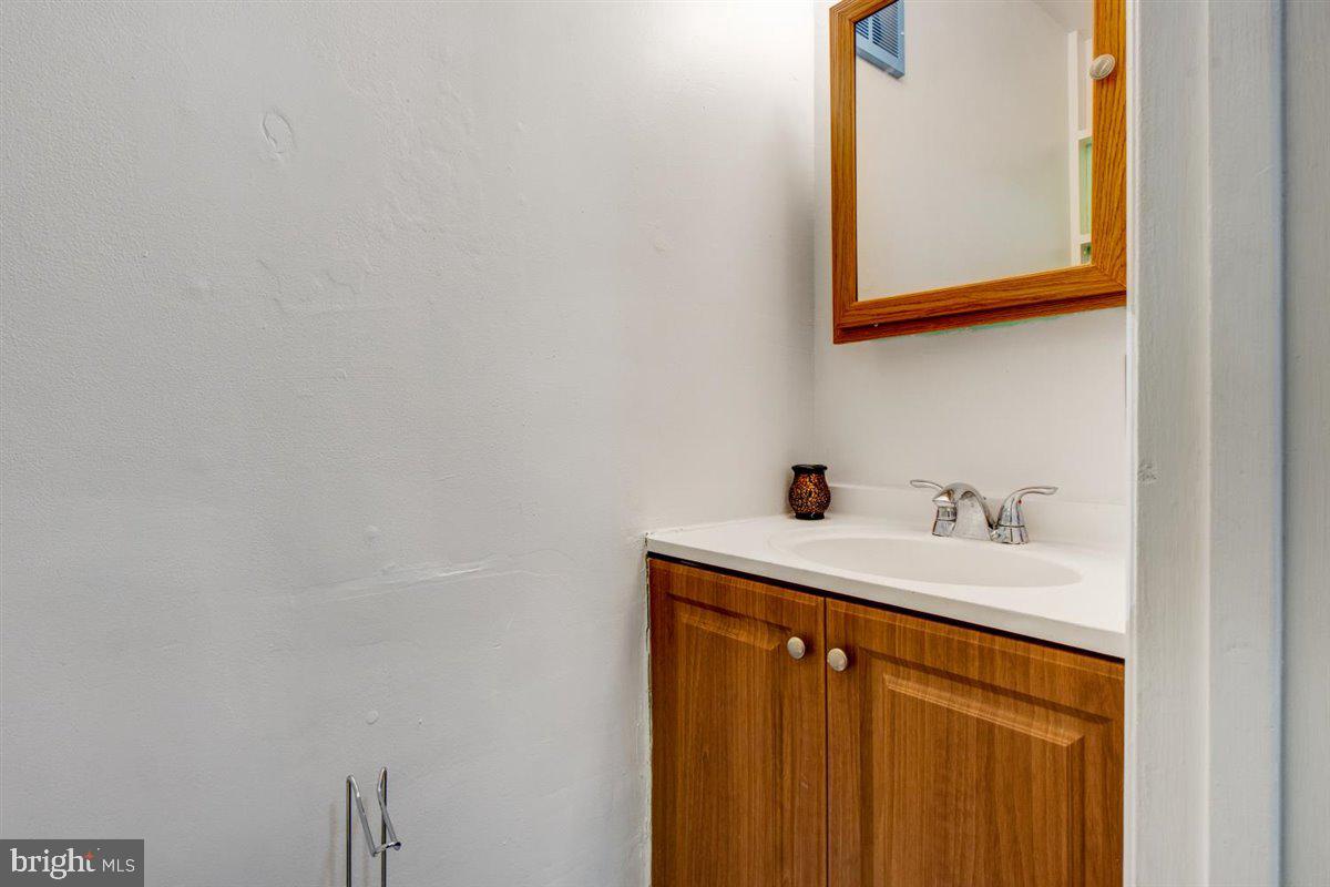 34 Federal Court, Unit 49 Gaithersburg, MD 20877 - Photo 17 of 36 Main Floor 1/2 barh