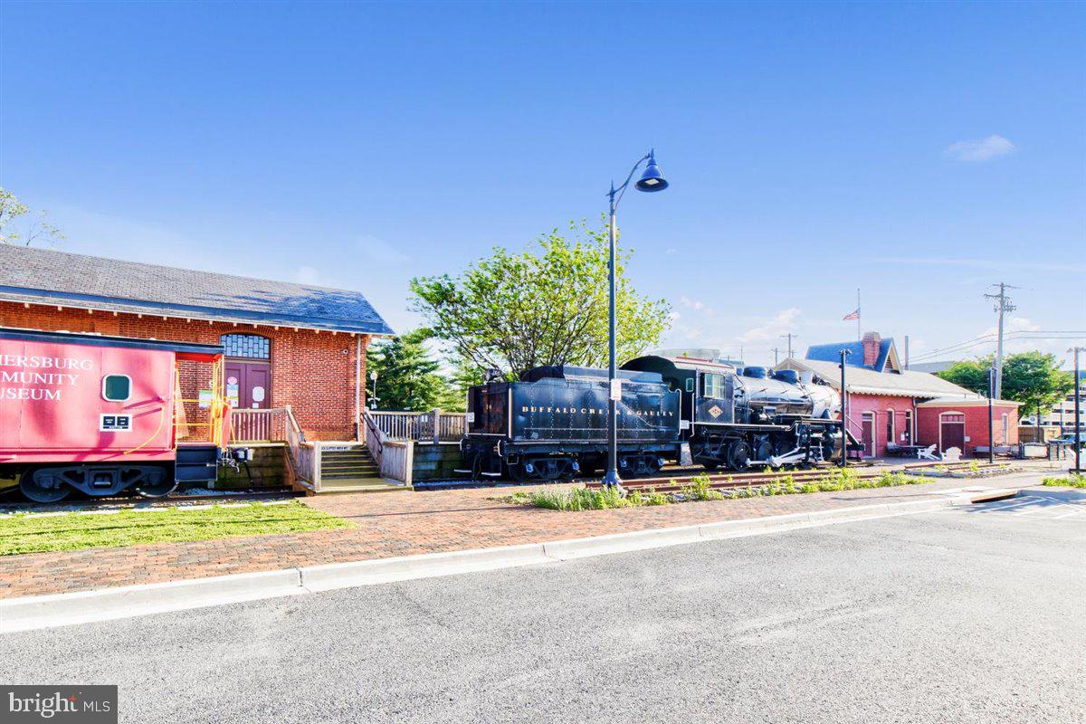 34 Federal Court, Unit 49 Gaithersburg, MD 20877 - Photo 30 of 36 MARC TRAIN