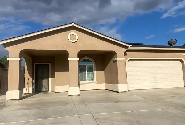$372,500 | 260 North 3rd Street, Orange Cove, CA 93646