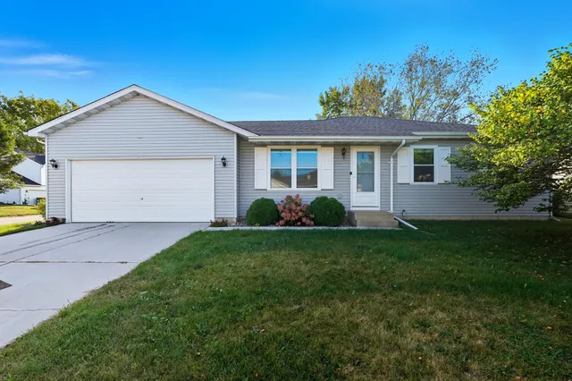 a view of a house with backyard and garden