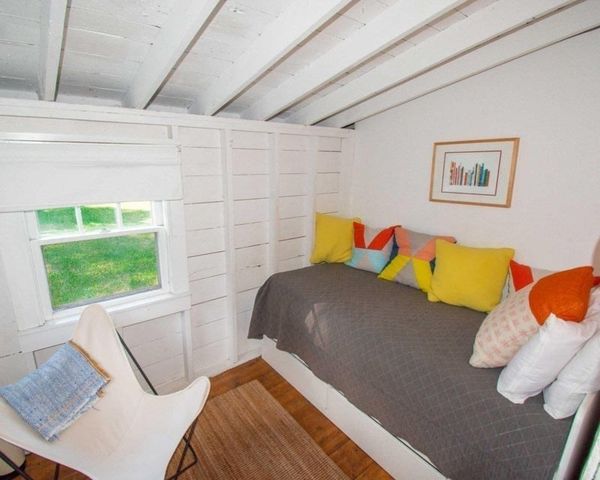 a picture of floor with a white wall