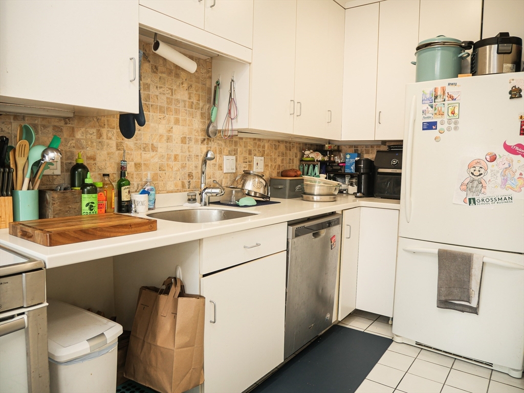 25 Garrison Road, Unit 2 Brookline, MA 02445 - Photo 8 of 9