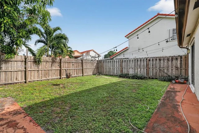 a view of a backyard