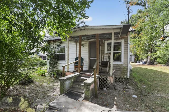 a view of a house with backyard