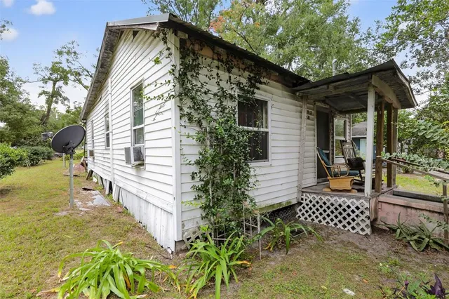 a view of a back yard of the house