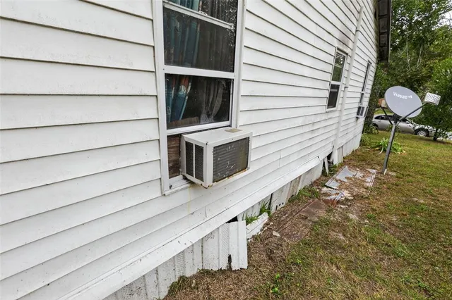 a view of entryway with garden