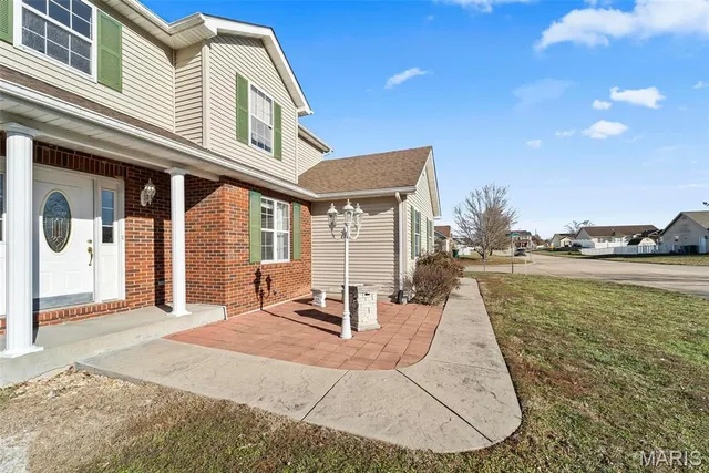 $284,500 | 202 Sun Valley Drive, Smithton, IL 62285