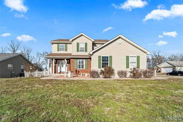 $289,500 | 202 Sun Valley Drive, Smithton, IL 62285