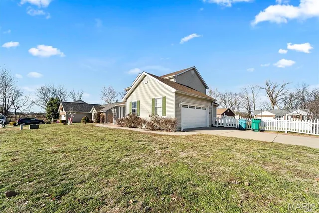 $289,500 | 202 Sun Valley Drive, Smithton, IL 62285