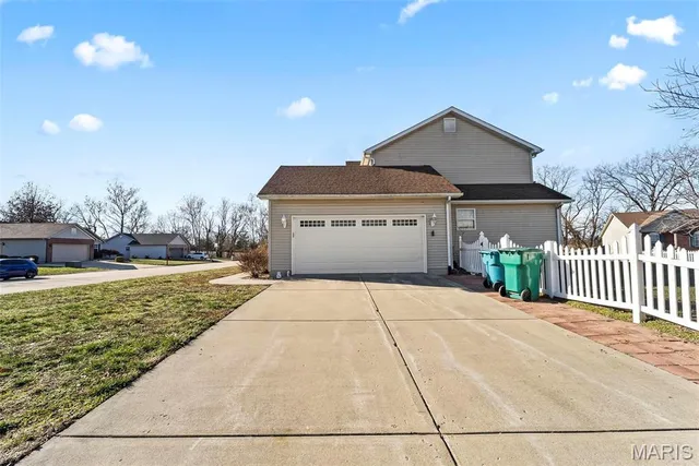 $284,500 | 202 Sun Valley Drive, Smithton, IL 62285