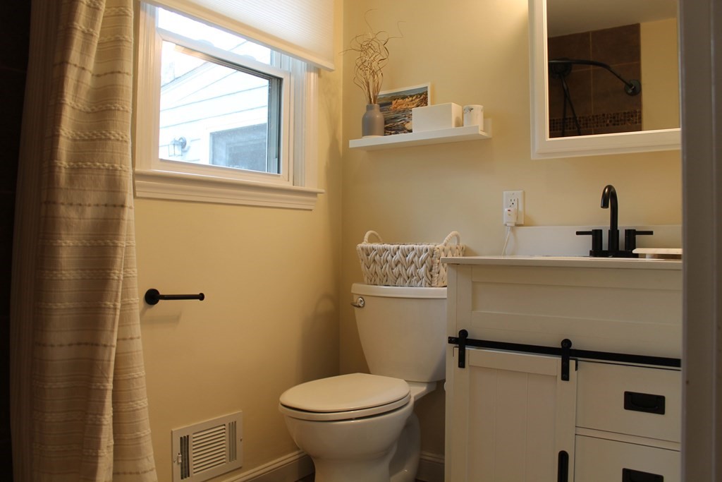 76 Gregory Road Holliston, MA 01746 - Photo 18 of 27 Gallery Image 18