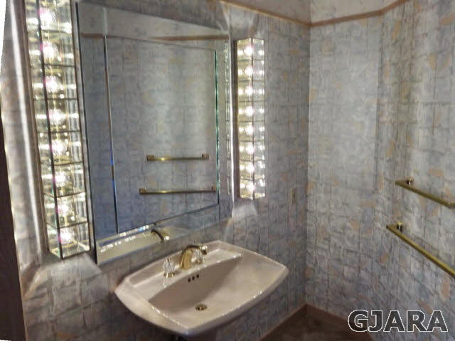 855 25 Road Grand Junction, CO 81505 - Photo 21 of 41 a bathroom with a sink and shower