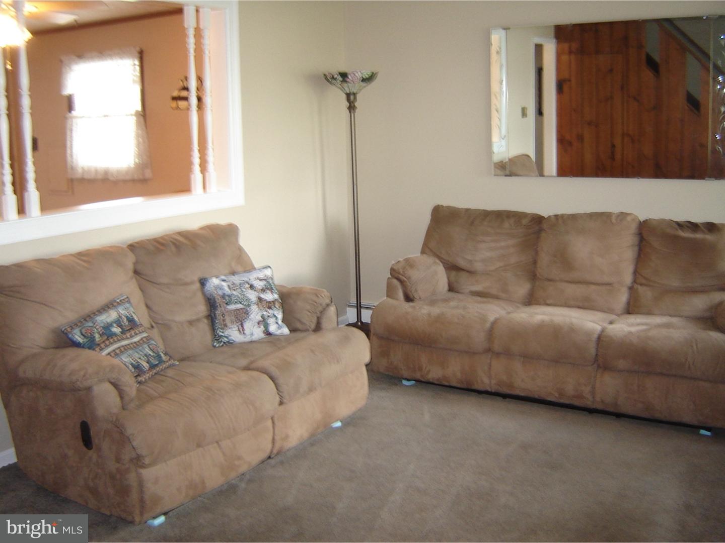 2386 Chipmunk Lane Secane, PA 19018 - Photo 4 of 11 Living Room