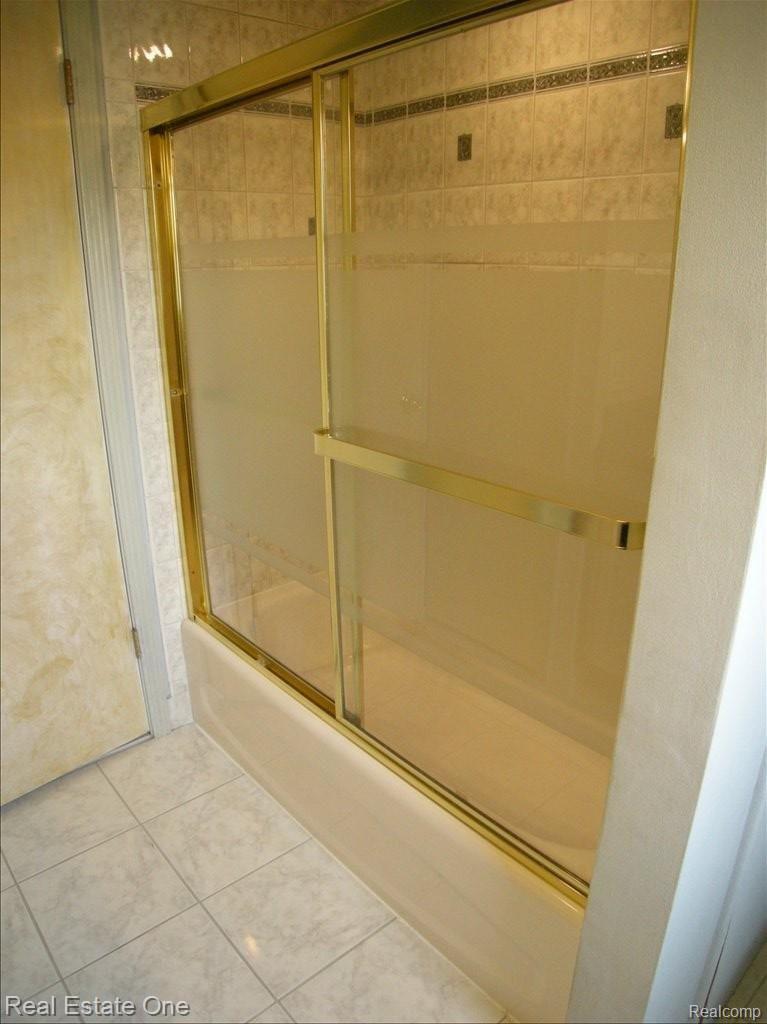 25355 Branchaster Road Farmington, MI 48336 - Photo 10 of 23 Glass Doors