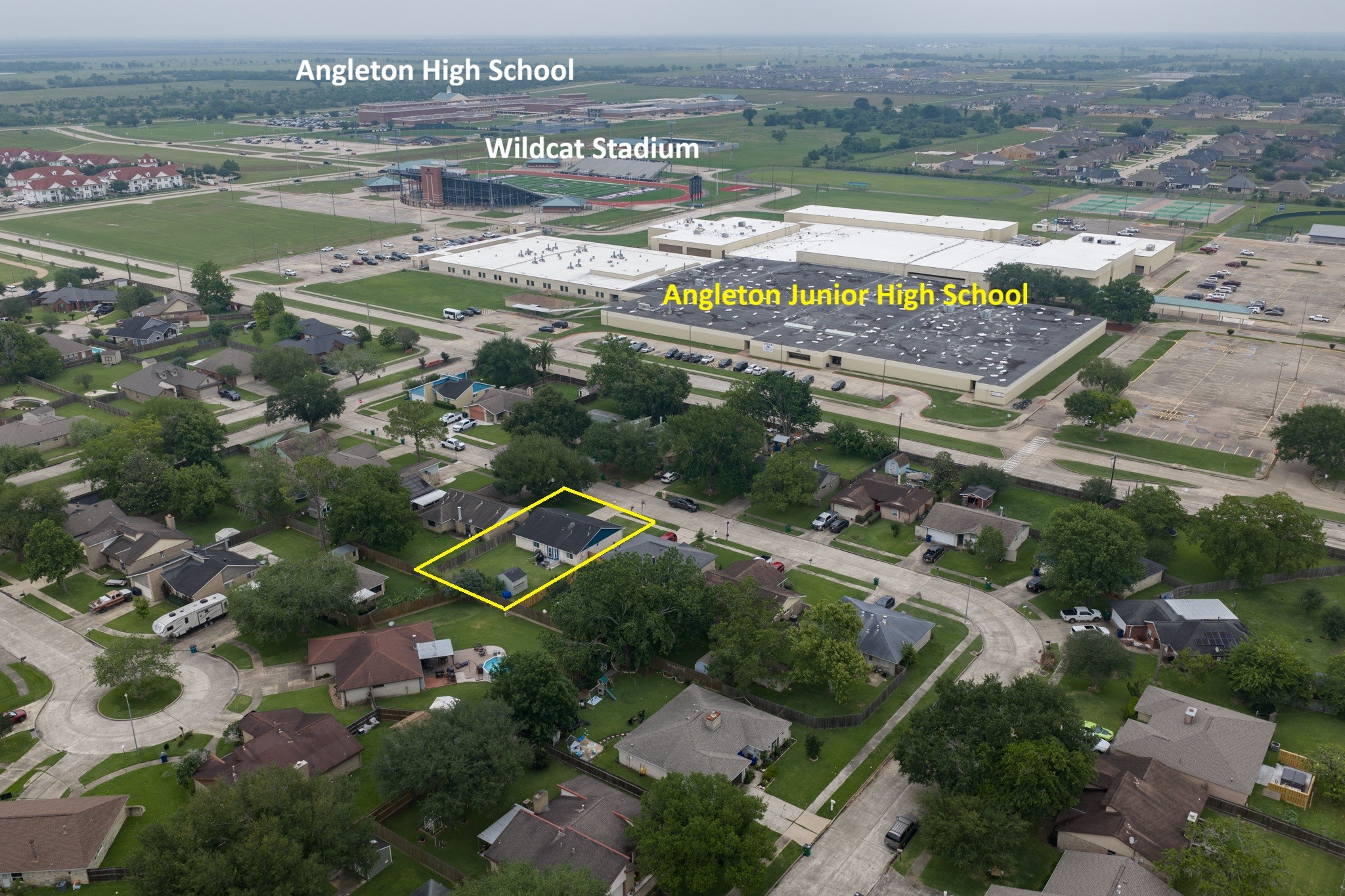 10 Wagon Ln Loop Angleton, TX 77515 - Photo 27 of 28 an aerial view of a city