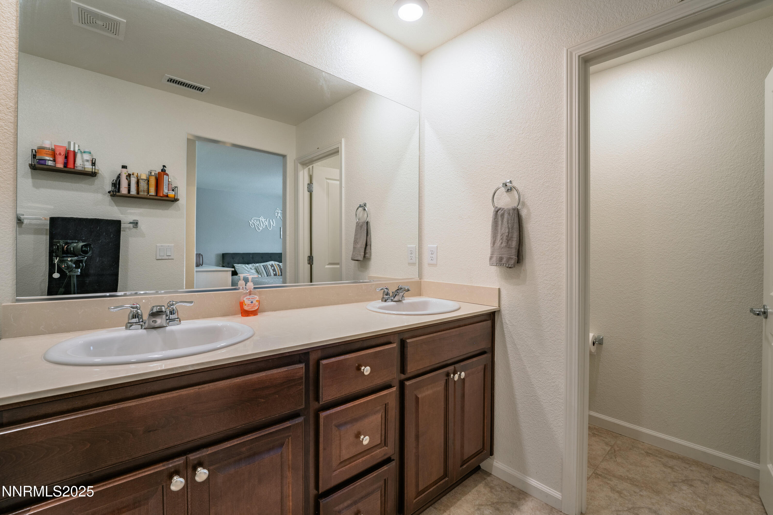 909 Convair Way Reno, NV 89506 - Photo 21 of 42 a bathroom with a double vanity sink and a mirror