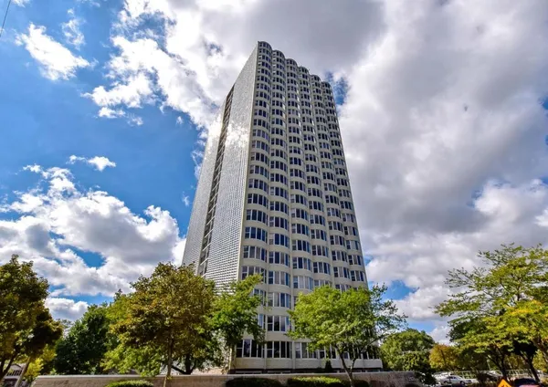 $325,000 | 2525 South Shore Drive, Unit 22F, Milwaukee, WI 53207