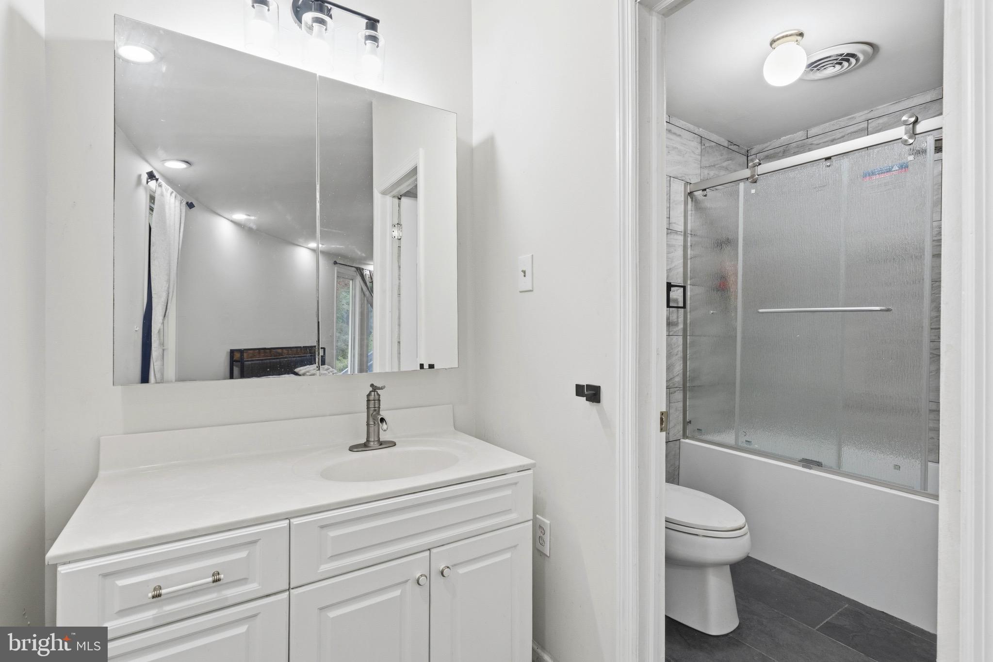 188 Carlisle Place Road Leesburg, NJ 08327 - Photo 25 of 36 a bathroom with a sink a toilet and shower