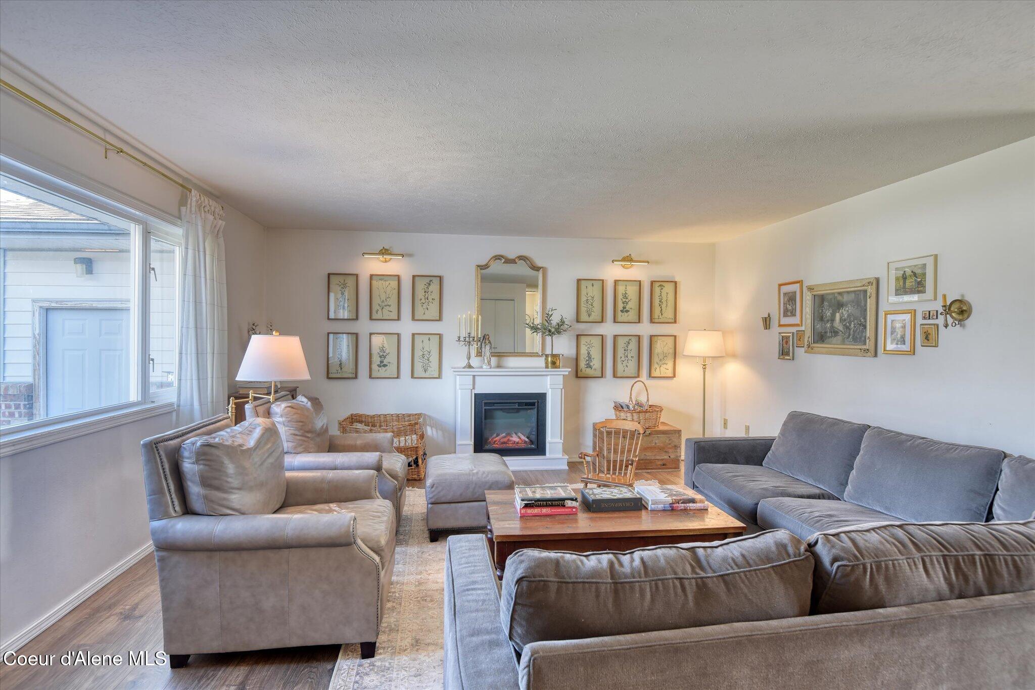 654 Maple Place Hayden, ID 83835 - Photo 8 of 36 7 Living Room 3