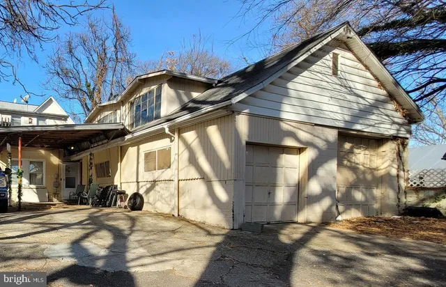 a view of entrance gate of house