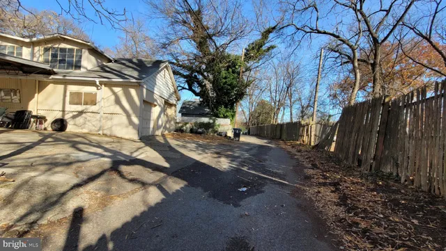 a view of a yard with a house