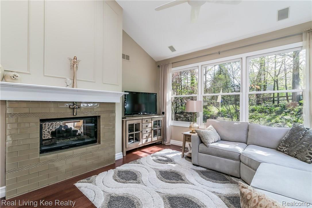 4183 Calumet Drive Rochester, MI 48306 - Photo 22 of 54 022-Hearth_Room-4183114-large.jpg