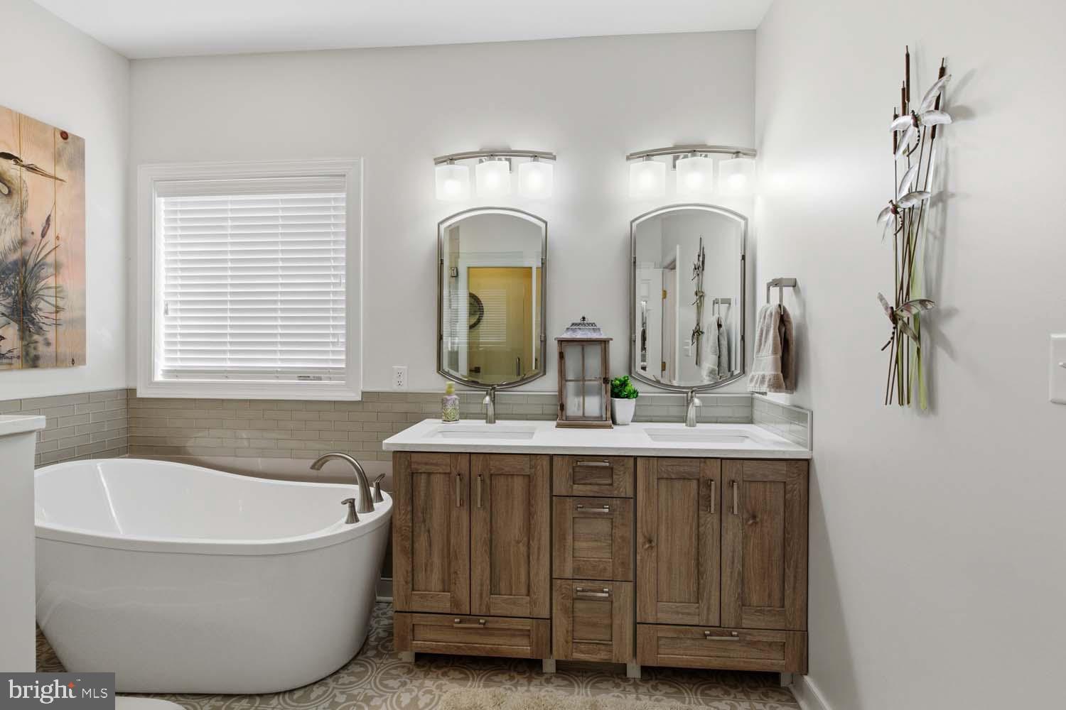 464 Middle Gate Irvington, VA 22480 - Photo 25 of 46 a bathroom with double vanity sinks and a bathtub
