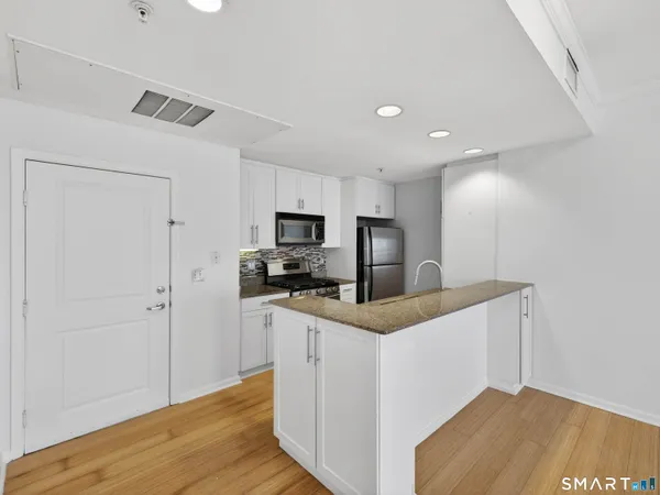 $350,000 | 400 Bank Street, Unit 104, New London, CT 06320