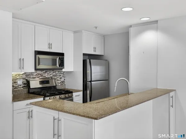 $350,000 | 400 Bank Street, Unit 104, New London, CT 06320