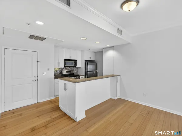 $350,000 | 400 Bank Street, Unit 104, New London, CT 06320