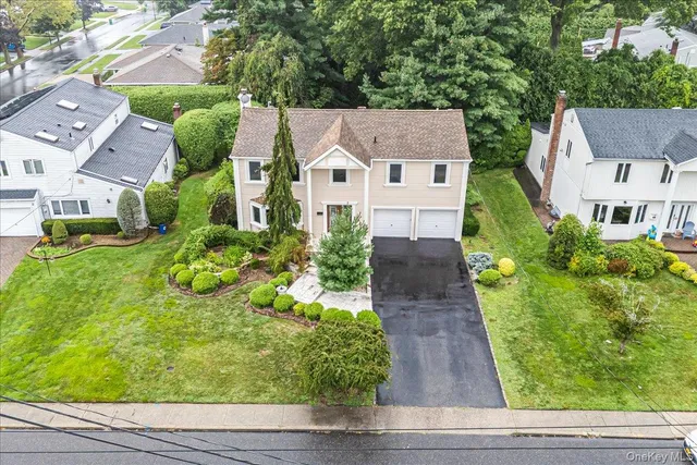 $1,699,999 | 418 Old Courthouse Road, Manhasset Hills, NY 11040