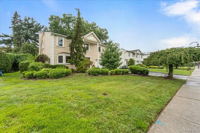 $1,699,999 | 418 Old Courthouse Road, Manhasset Hills, NY 11040