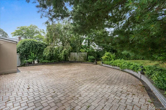 $1,699,999 | 418 Old Courthouse Road, Manhasset Hills, NY 11040