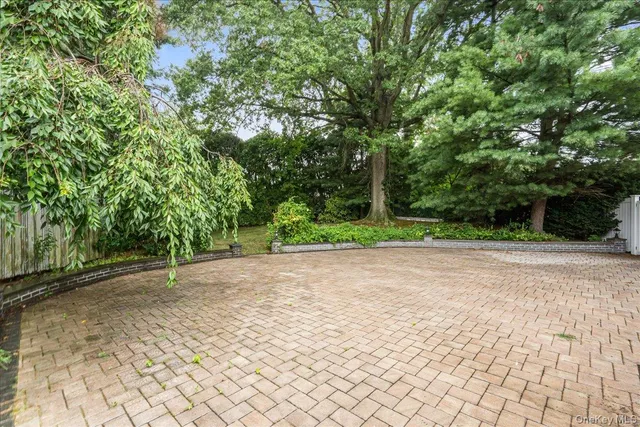 $1,699,999 | 418 Old Courthouse Road, Manhasset Hills, NY 11040