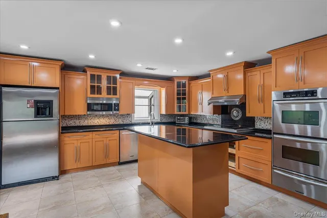 $1,699,999 | 418 Old Courthouse Road, Manhasset Hills, NY 11040