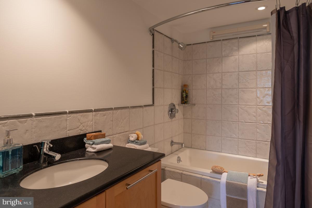1301 North Courthouse Road, Unit 1106 Arlington, VA 22201 - Photo 29 of 48 Second full bathroom with recent updates