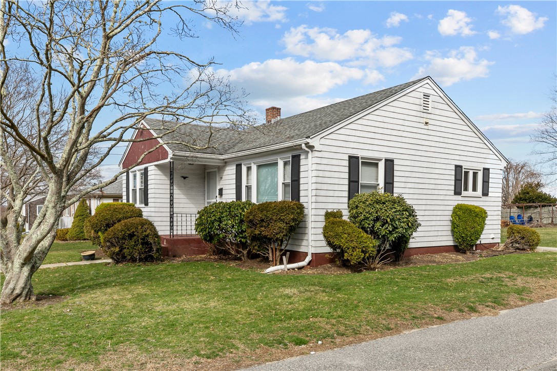 93 Perry Street Bristol, RI 02809 - Photo 3 of 40 Gallery Image 3