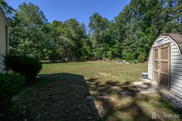 a view of a backyard