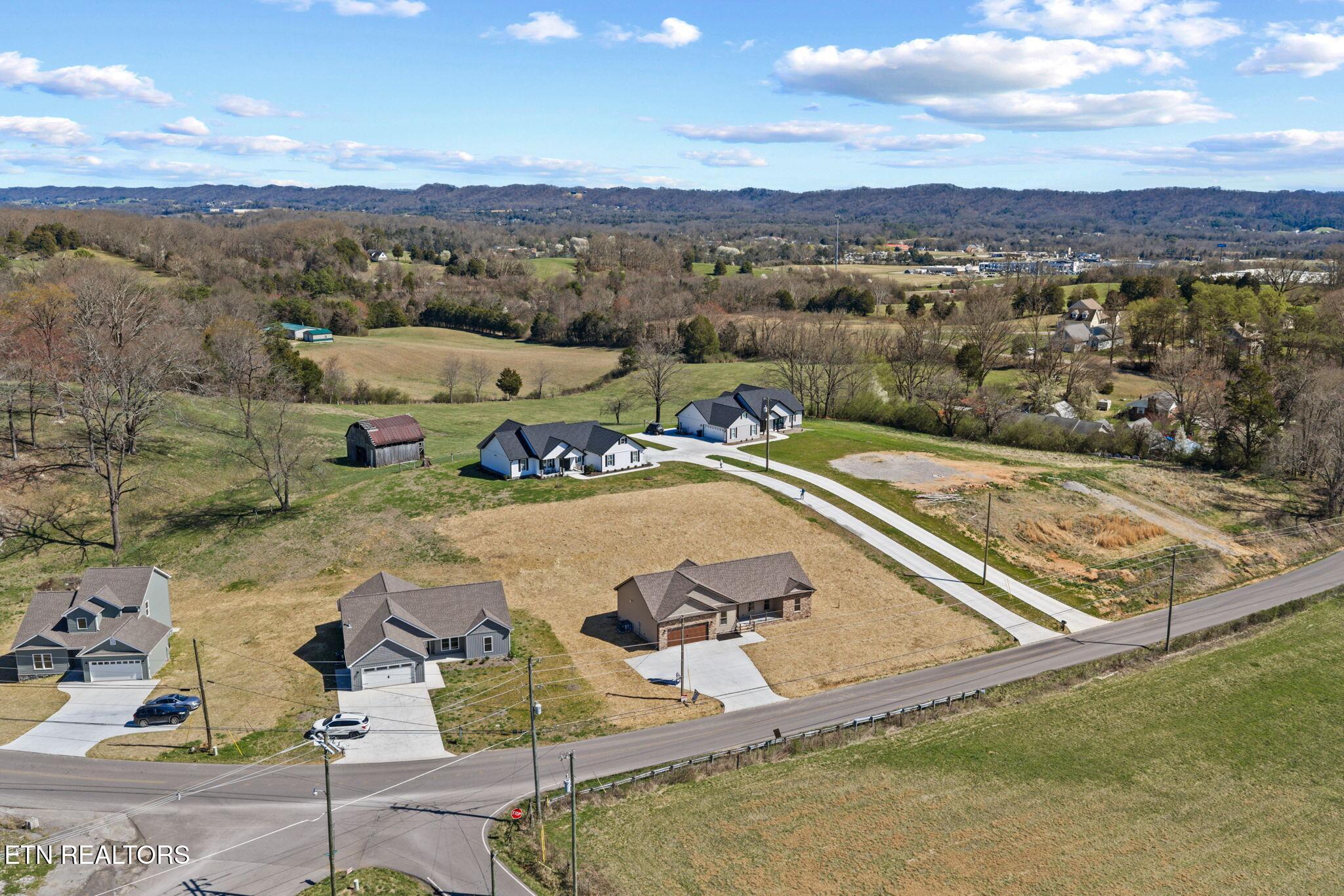 380 Hillvale Road Clinton, TN 37716 - Photo 4 of 28 21-web-or-mls-380 Hillvale--13