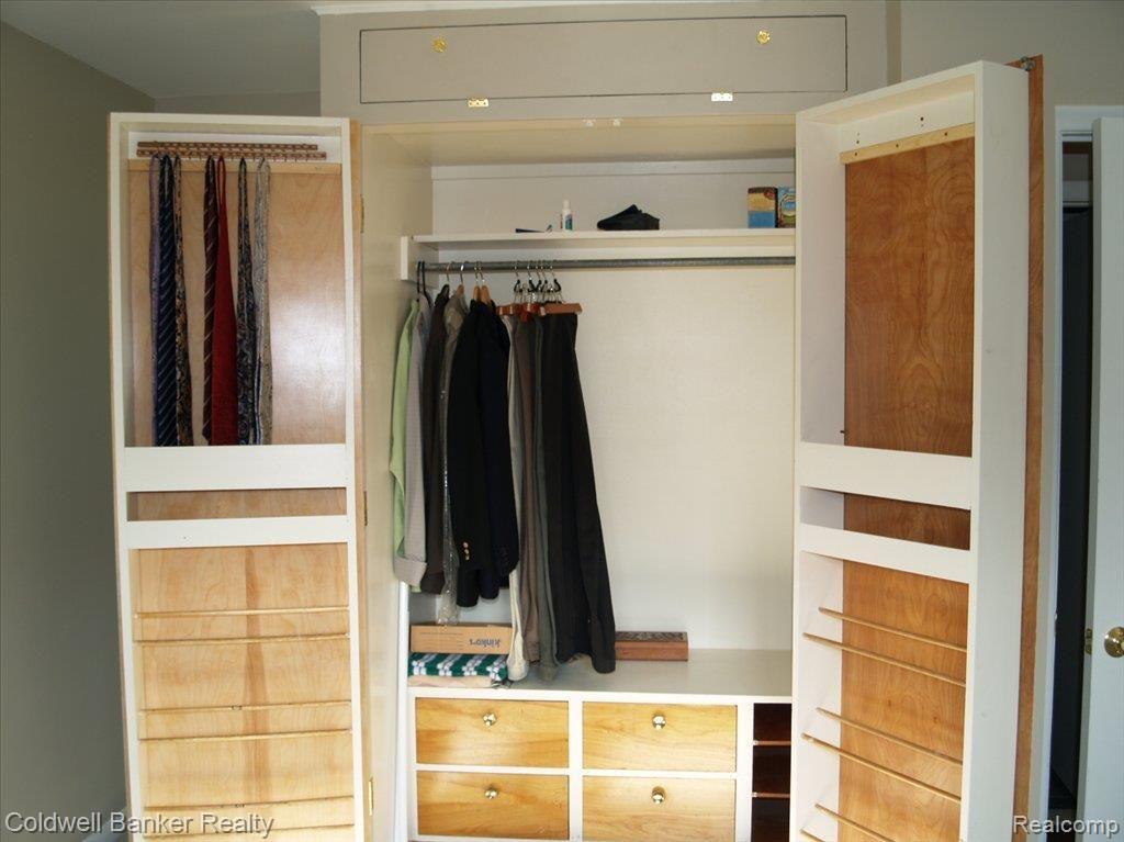 2638 Pine Ridge Road West Bloomfield, MI 48324 - Photo 10 of 11 CLOSET