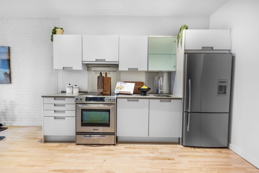 346 Congress Street, Unit 412 Boston, MA 02210 - Photo 8 of 33