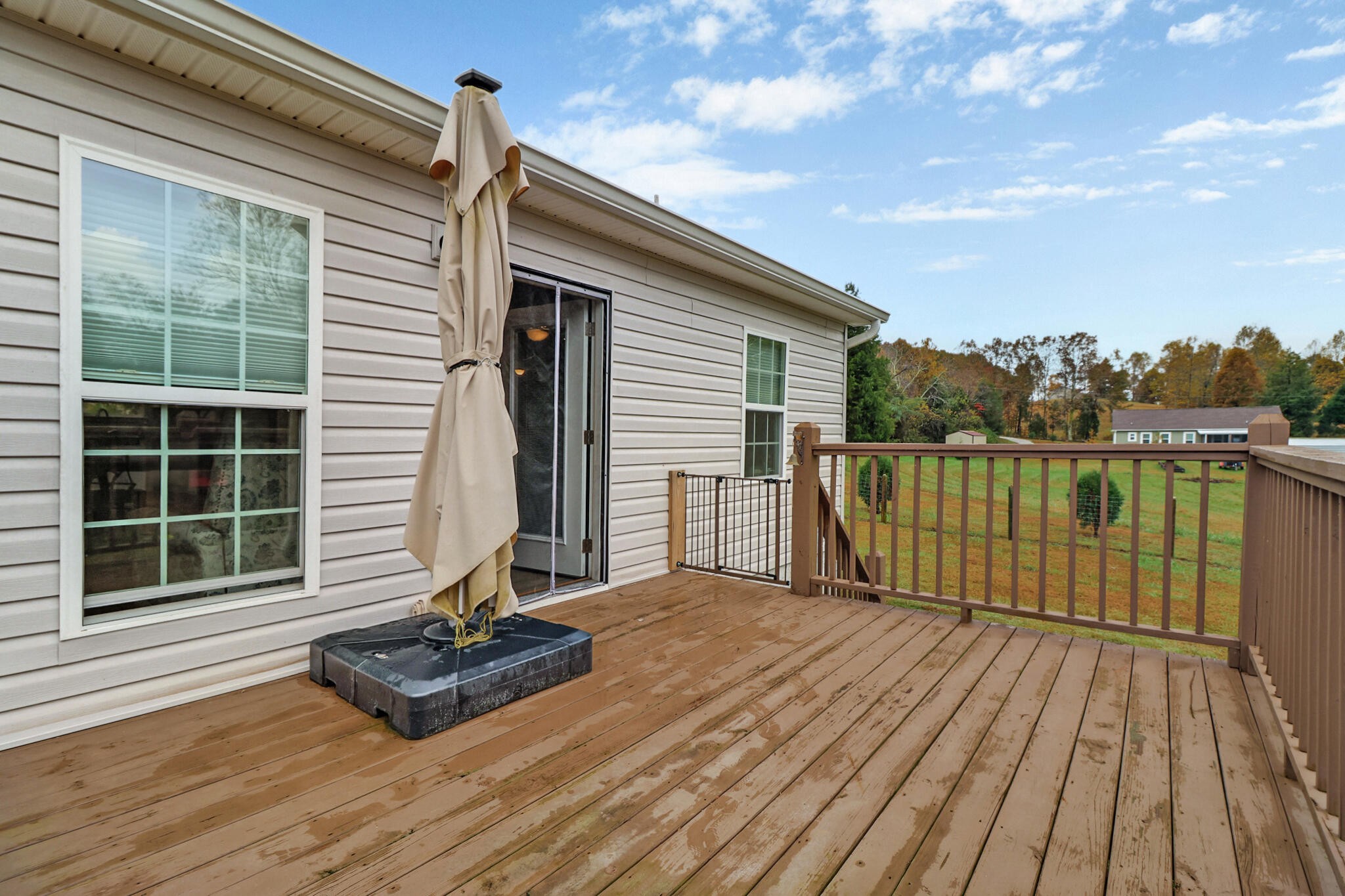 1095 Fugate Road Evensville, TN 37332 - Photo 23 of 50 a balcony with a table and chairs