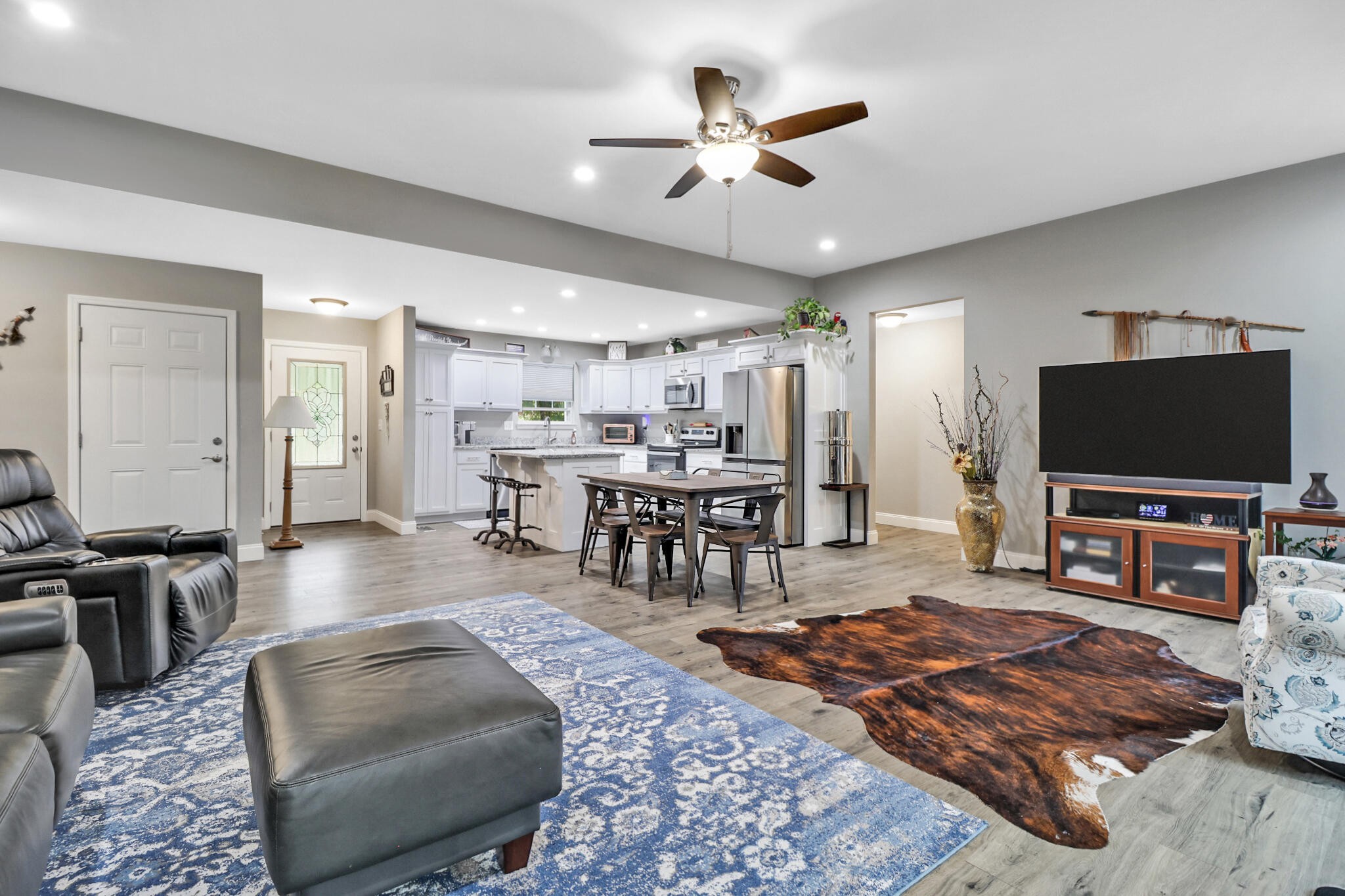 1095 Fugate Road Evensville, TN 37332 - Photo 33 of 50 a living room with furniture and a flat screen tv
