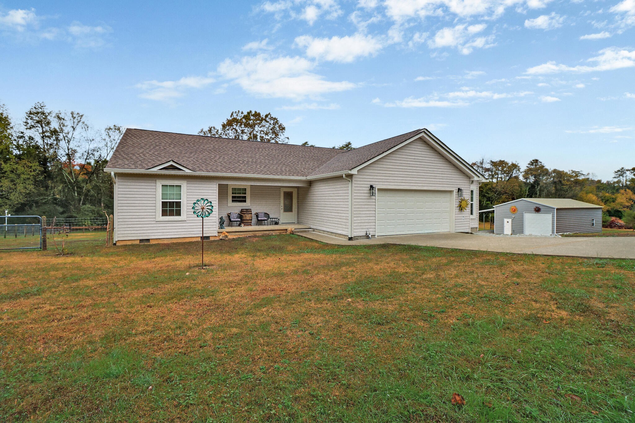 1095 Fugate Road Evensville, TN 37332 - Photo 38 of 50 a front view of a house with a garden