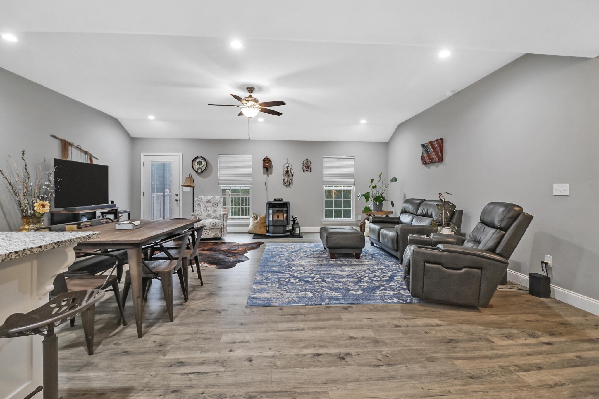 1095 Fugate Road Evensville, TN 37332 - Photo 5 of 50 a living room with lots of furniture and a flat screen tv