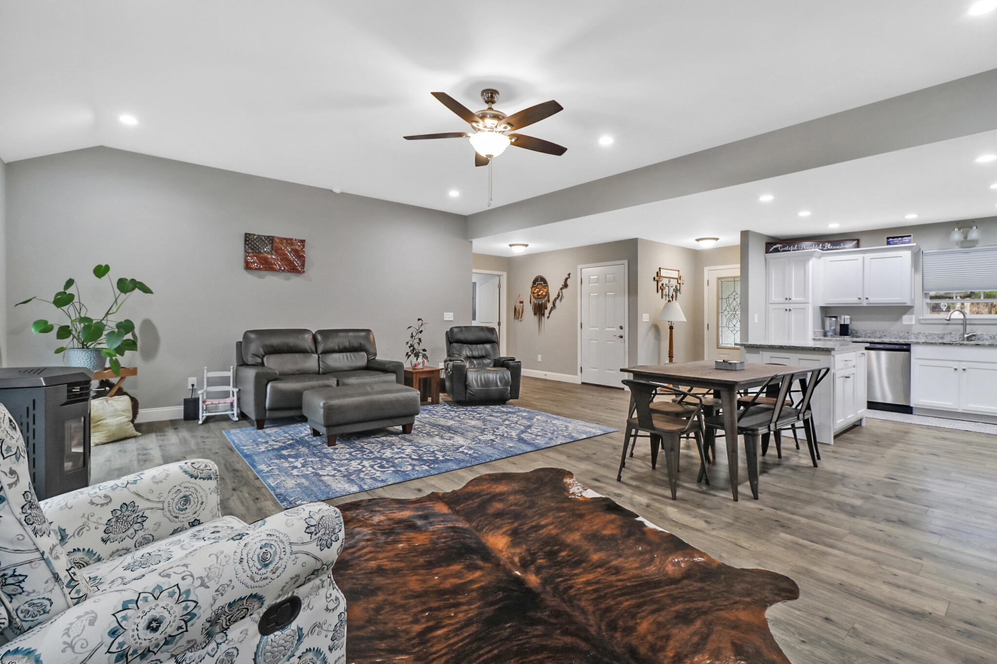 1095 Fugate Road Evensville, TN 37332 - Photo 9 of 50 a living room with furniture and kitchen view