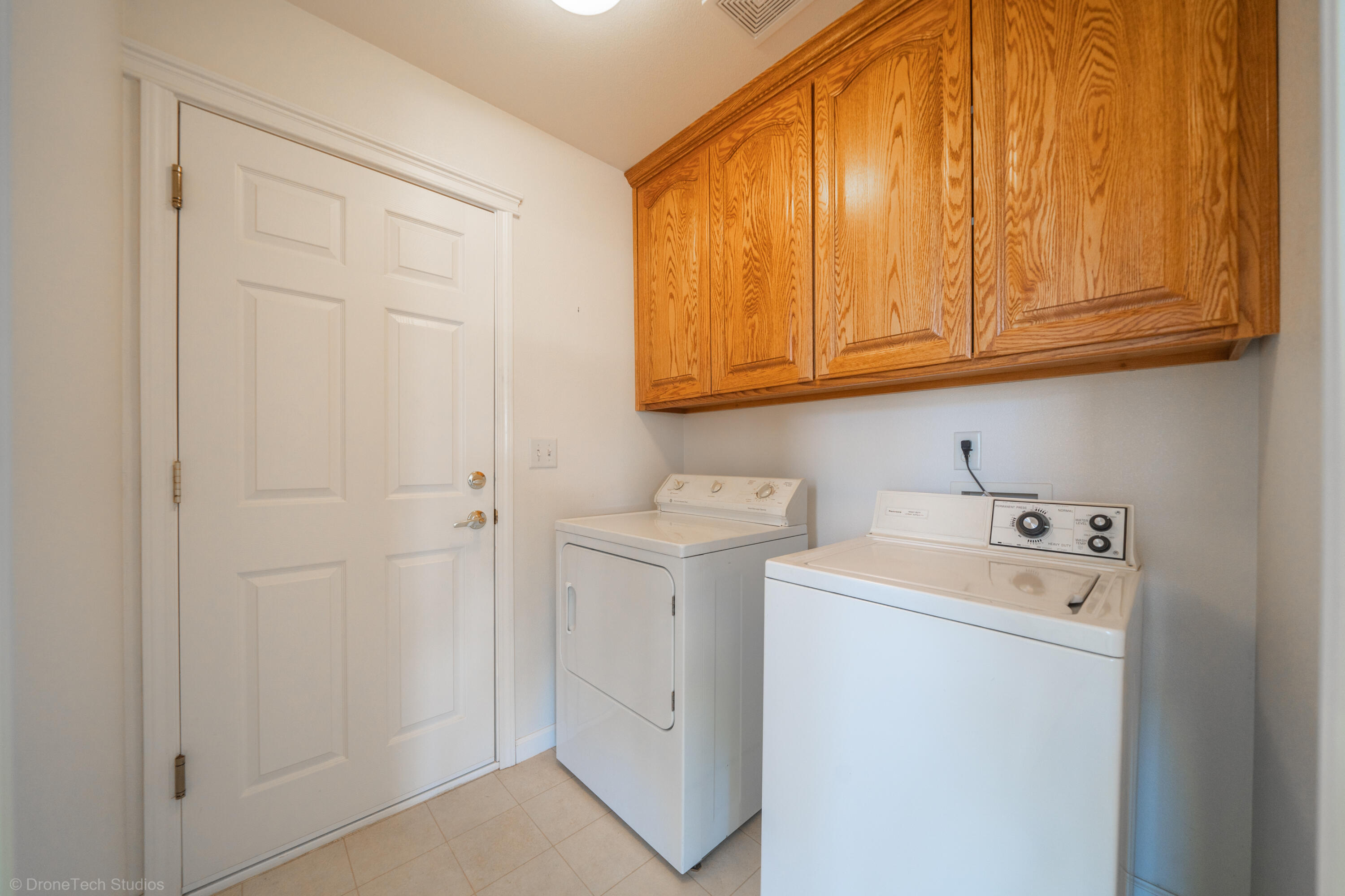 662 Volcano View Trail Redding, CA 96003 - Photo 16 of 26 a utility room with dryer and washer